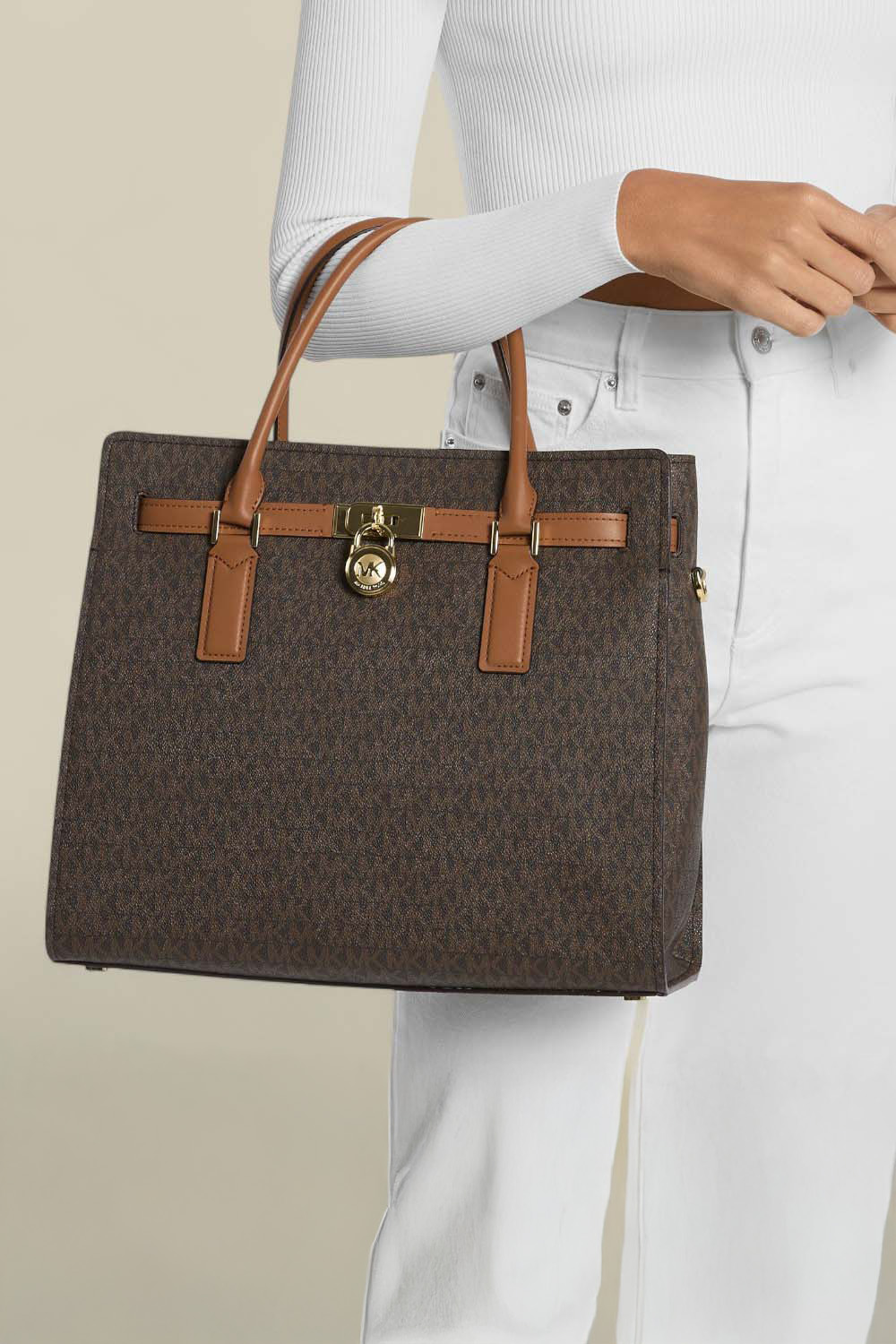 תמונת כל הלוק של תיק נשיאה סאטצ'ל לארג'